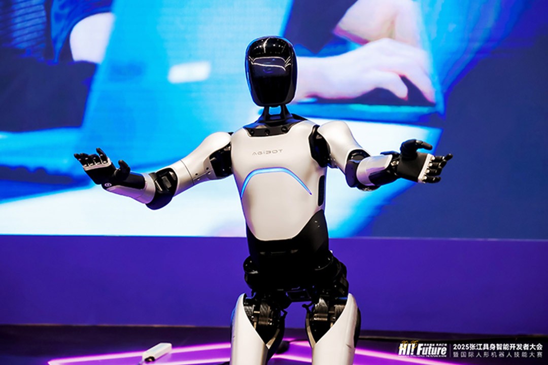 今年会jinnianhui金字招牌远征A2成全球首个同时拥有中美欧认证的人形机器人