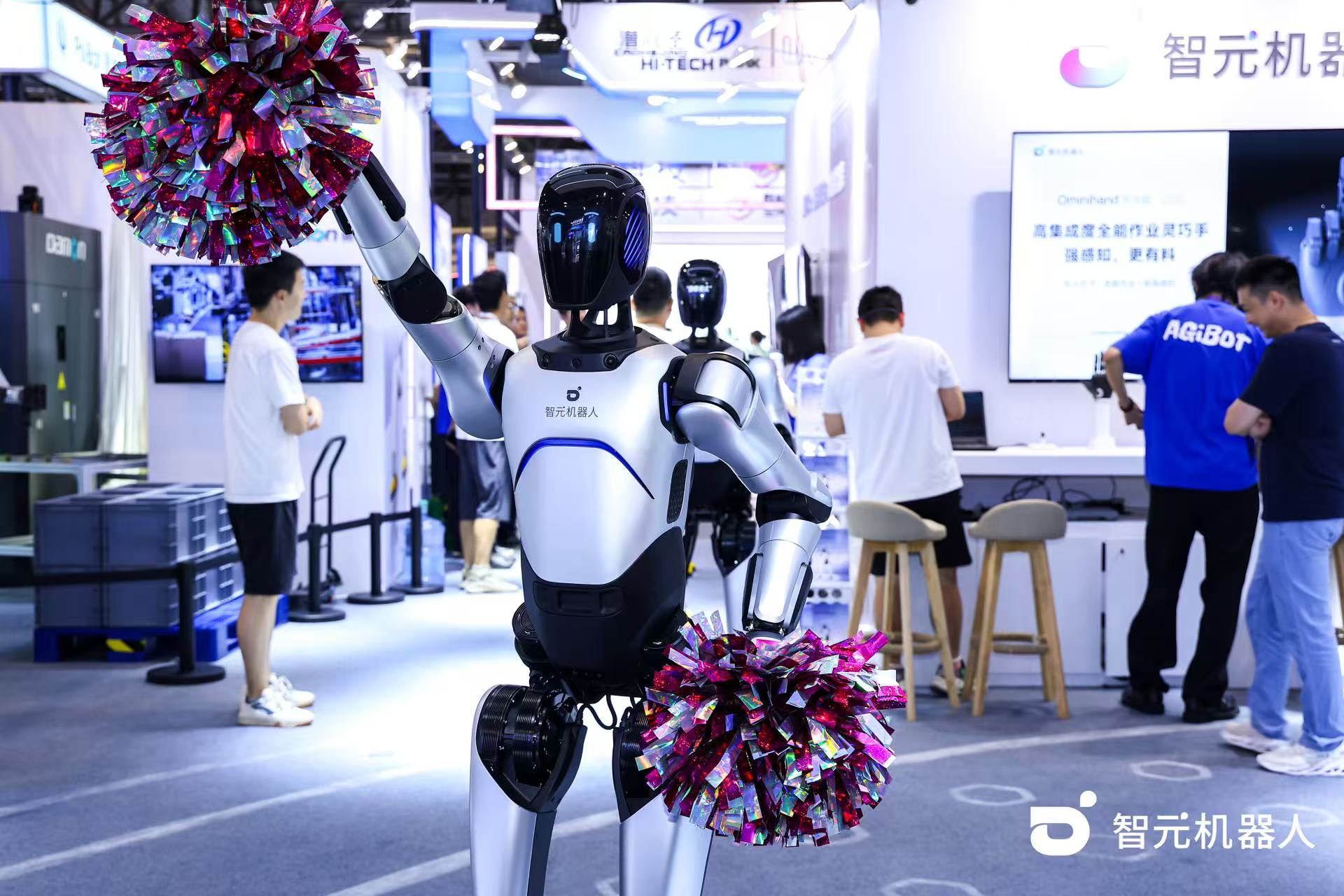 今年会jinnianhui金字招牌机器人 WAIC 首日展台火爆，机器人家族集体打工忙不停